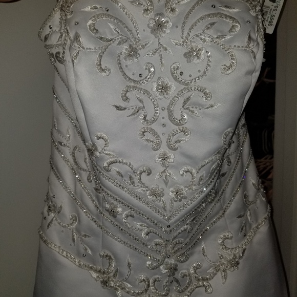 Wedding gown - Picture 1 of 4